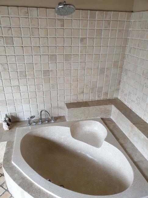 Masterbedroom Tub